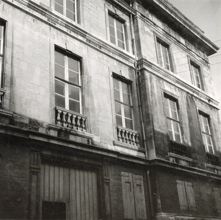 façade sur la rue du Puits d’Amour, vue partielle