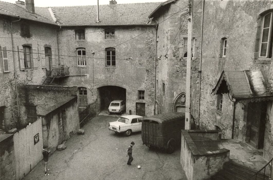 cour sud, vue partielle des façades