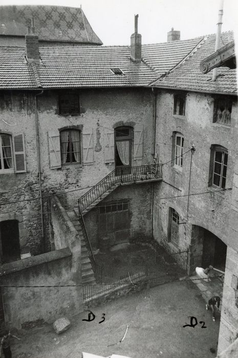 cour sud, vue partielle des façades