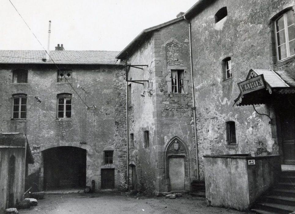 cour sud, vue partielle des façades