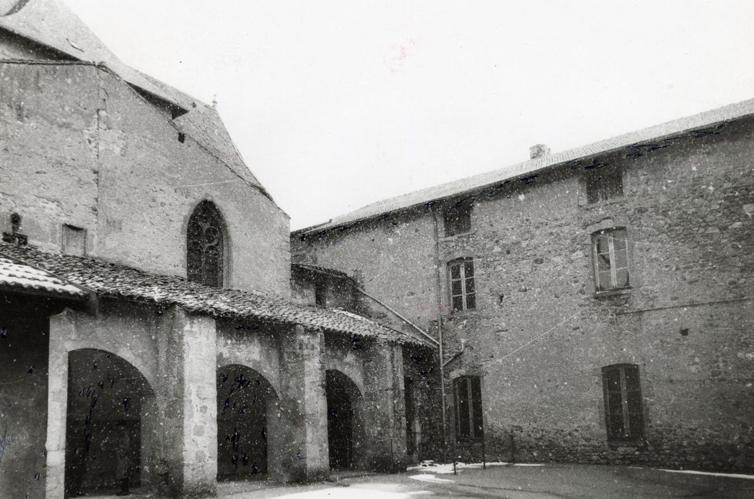 cloître, angle nord-est, façades sud et ouest, vue partielle