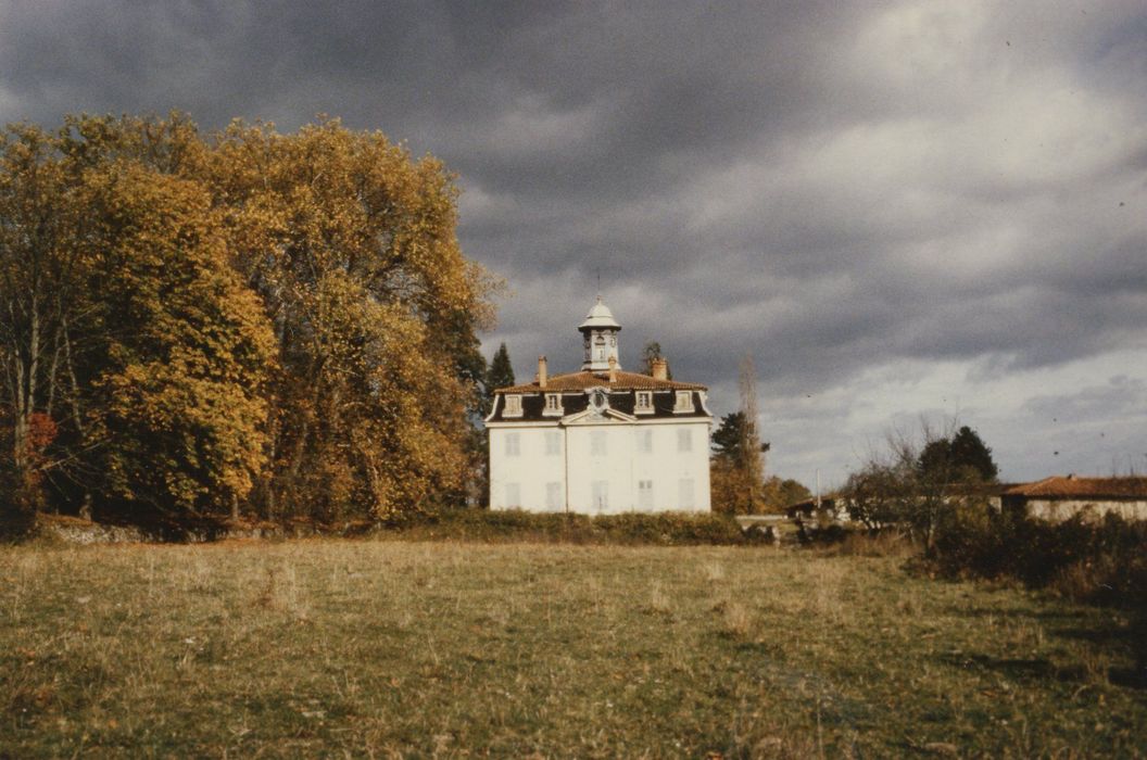 vue générale du château dans son environnement depuis le Sud