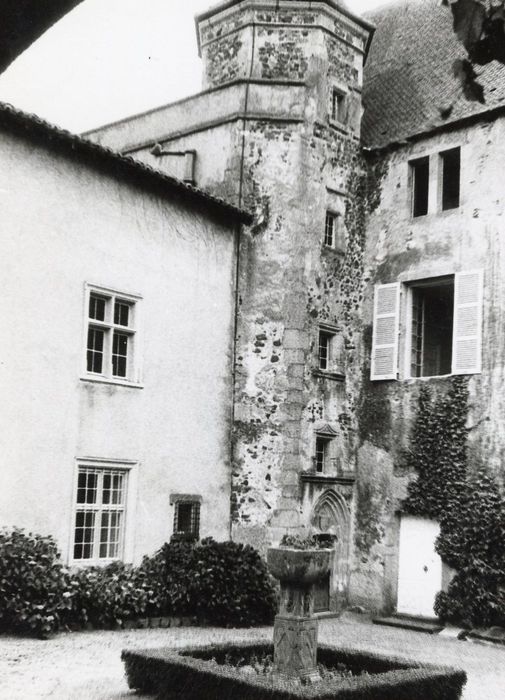 cour intérieure, tourelle d’escalier dans l’angle sud-ouest