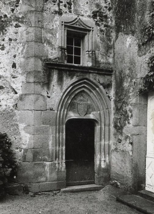 cour intérieure, tourelle d’escalier dans l’angle sud-ouest, détail de la porte d’accès