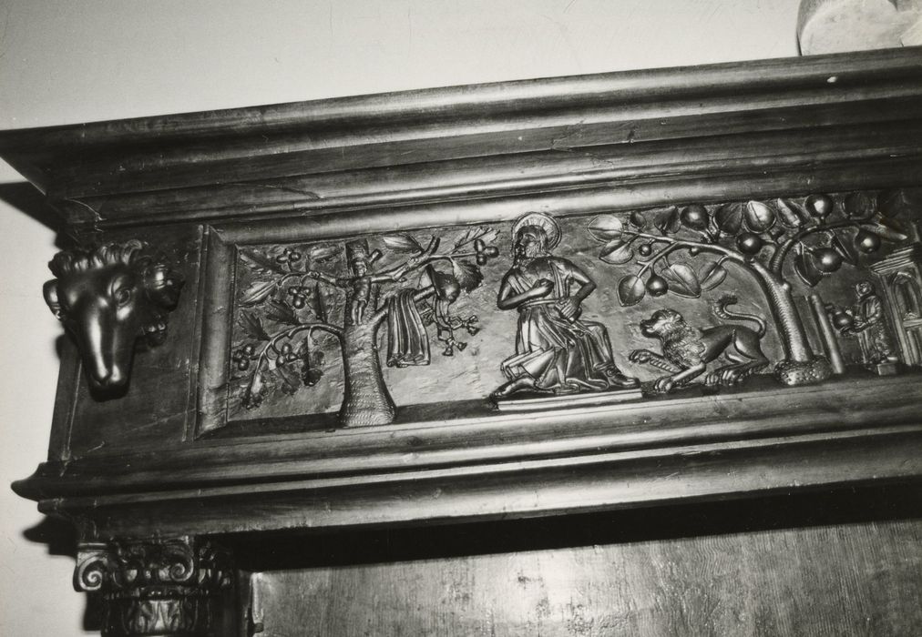 1er étage, chambre de Massillon, cheminée, détail du linteau