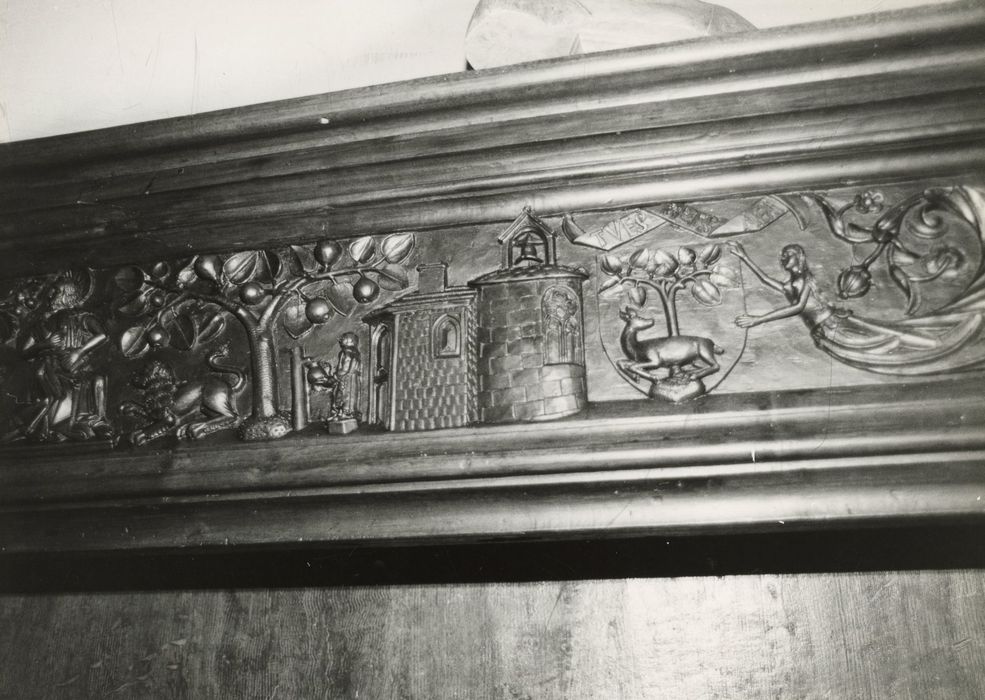 1er étage, chambre de Massillon, cheminée, détail du linteau