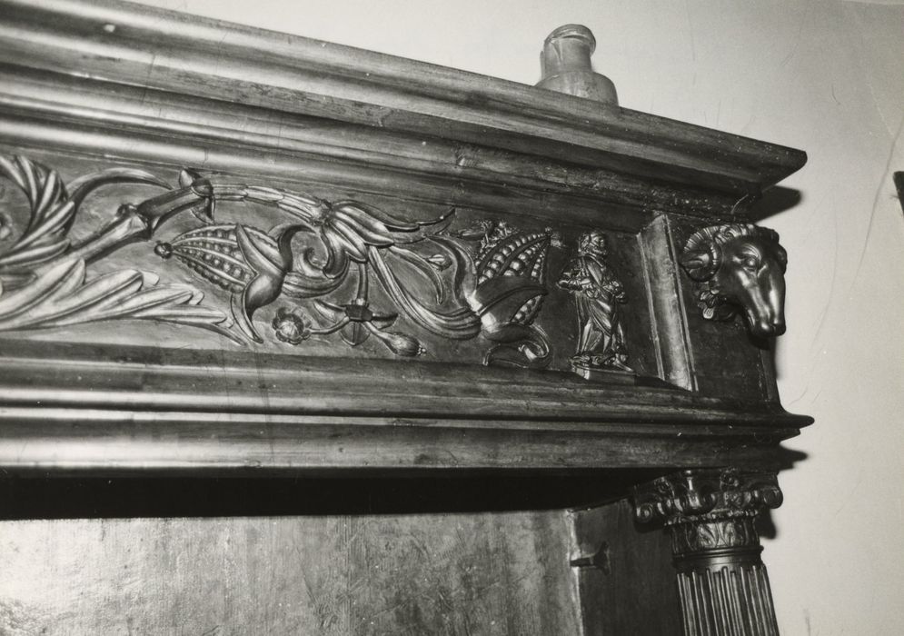 1er étage, chambre de Massillon, cheminée, détail du linteau