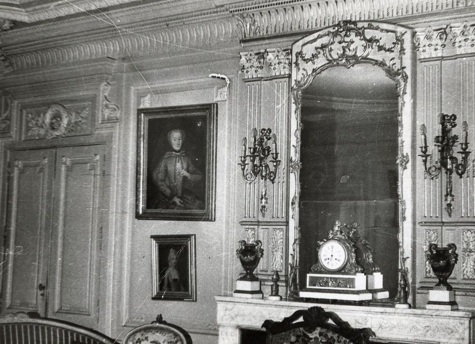 grand salon, vue partielle des lambris de revêtement