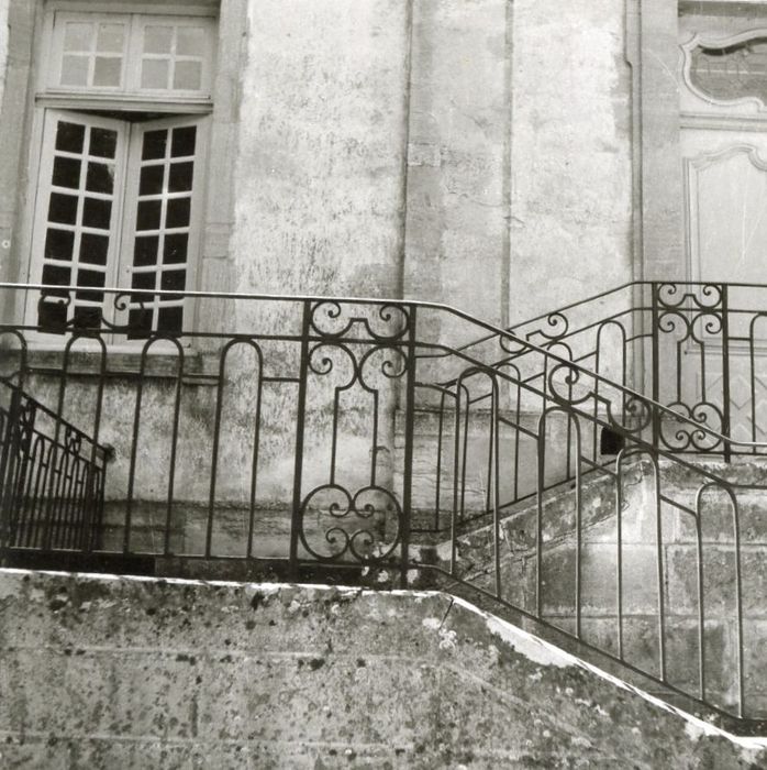 aile ouest sur la cour intérieure, façade est, détail de la rambarde du perron