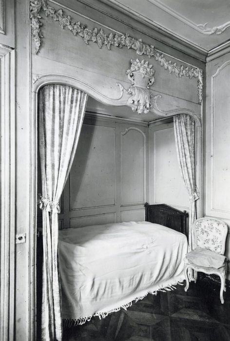 petit chambre, vue partielle des lambris de revêtement