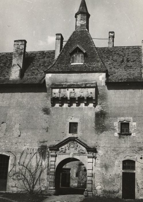 aile sud, porche d’accès à la cour, façade sud