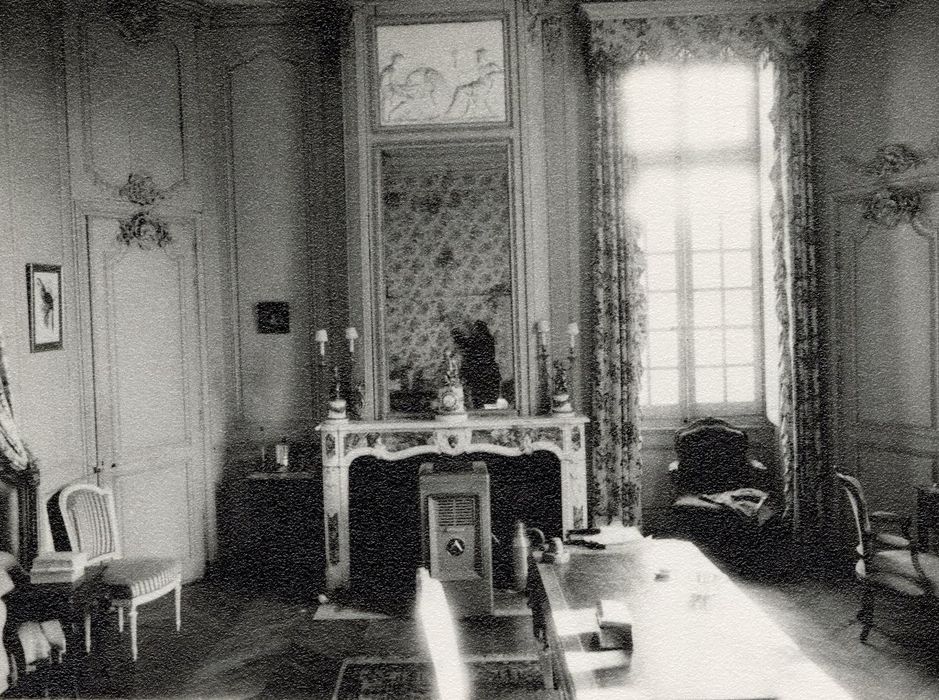 chambre, vue partielle des lambris de revêtement