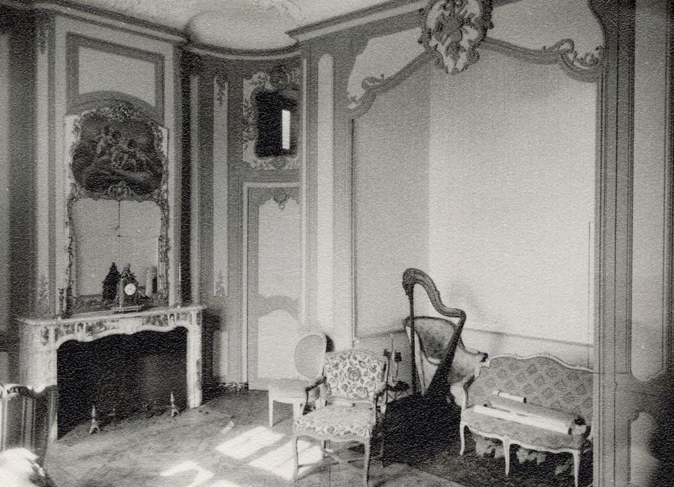 chambre, vue partielle des lambris de revêtement