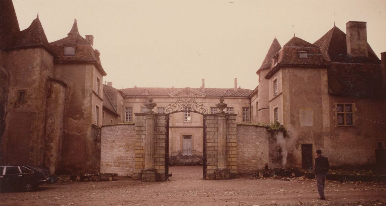 grille d’accès est à la cour intérieure