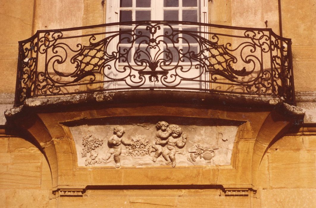 façade ouest, détail du balcon de la travée centrale