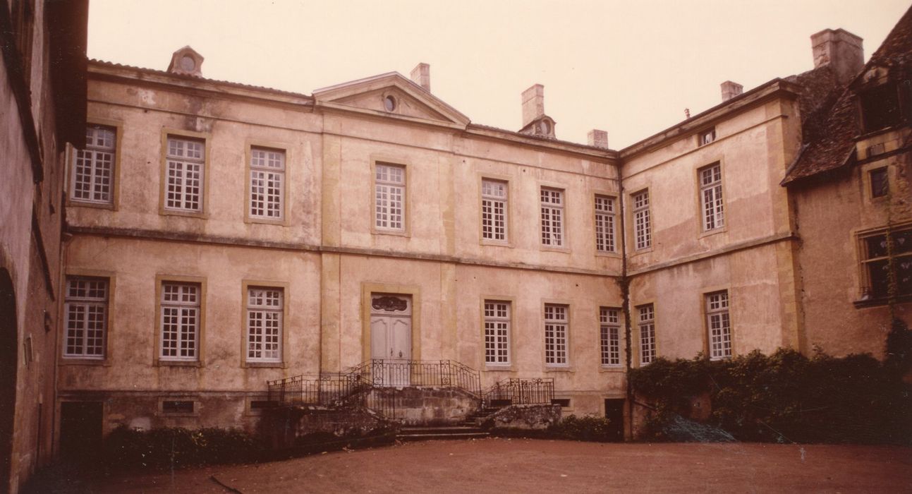 cour intérieure, aile ouest, façade est