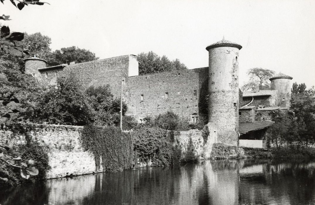 vue partielle du château depuis l’Ouest