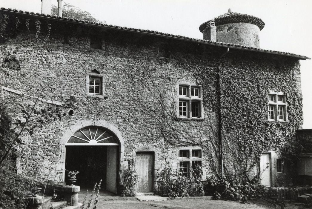 cour intérieure, aile est, façade ouest, vue partielle