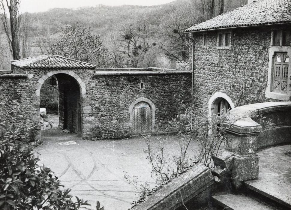 cour intérieure, porche d’accès sud