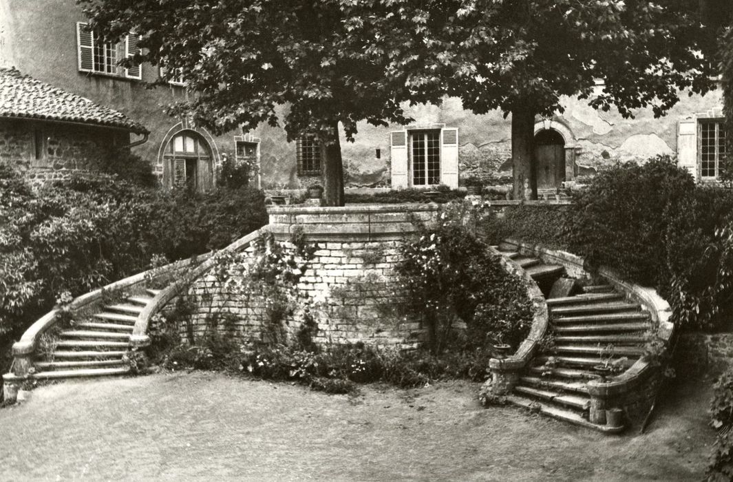 cour intérieure, grand escalier scindant la cour