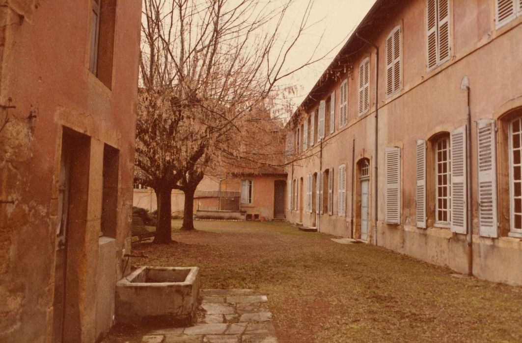 bâtiment sud, façade nord sur jardin, vue partielle