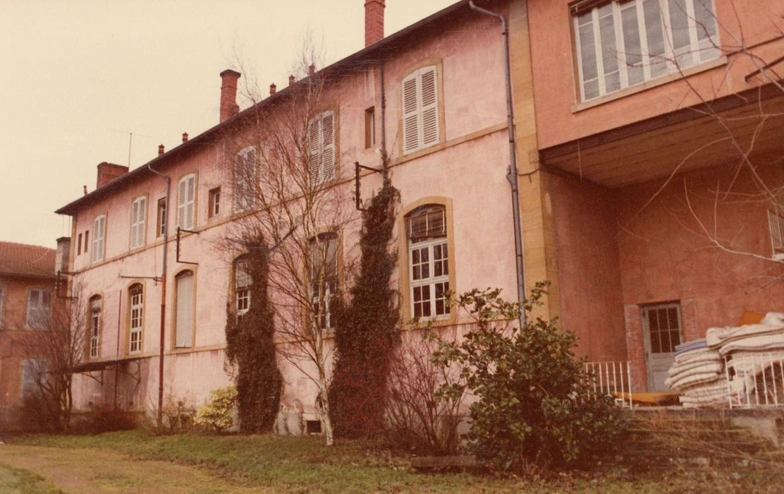 bâtiment ouest, façade est sur jardin