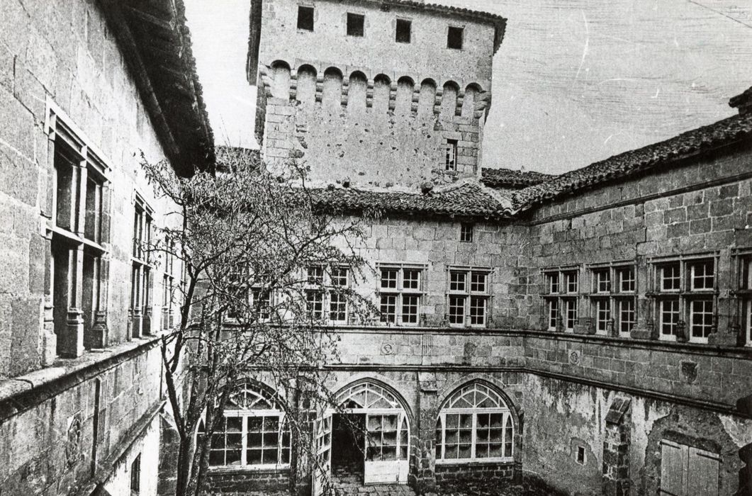 cour intérieure, ensemble des façades sud, ouest et nord, vue partielle