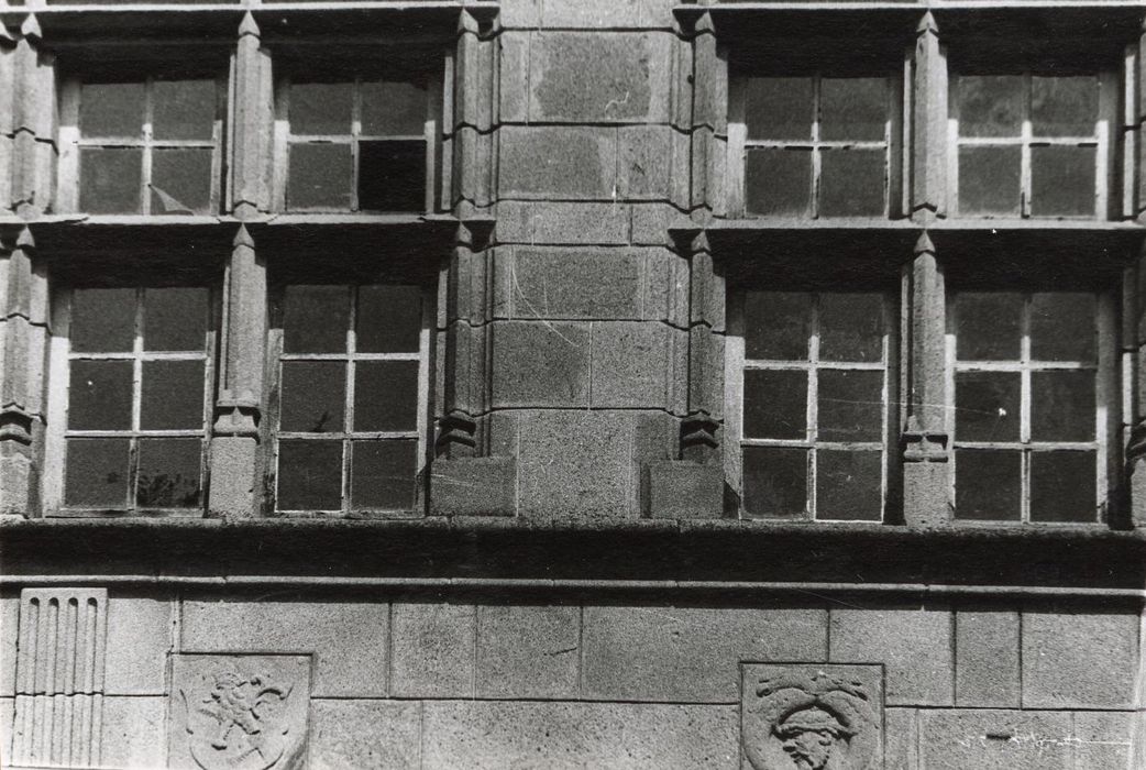 cour intérieure, aile est, façade ouest, détail détail des fenêtres à meneaux du 1er étage