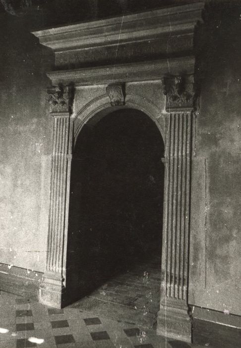 porte d’accès à l’escalier