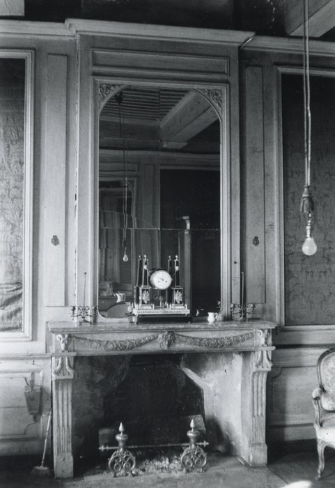 salon rouge, cheminée