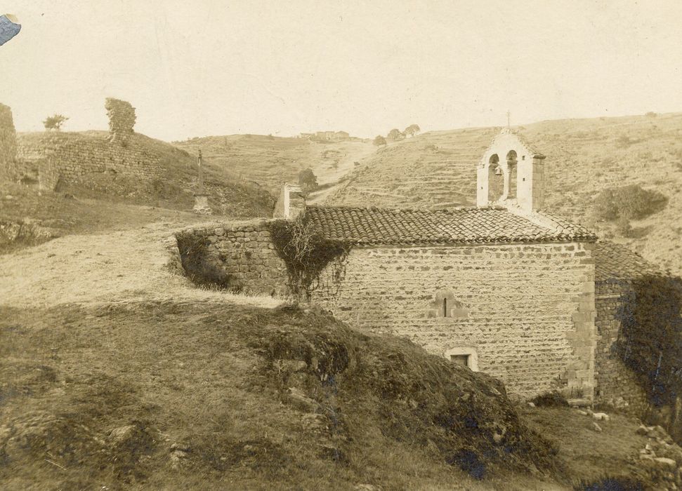 vue générale de l’église dans son environnement depuis l’Est