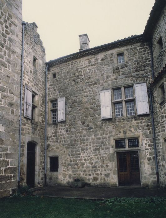 cour, façade sud-ouest