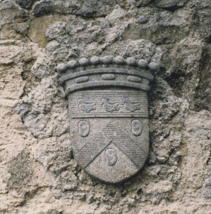 cour, façade sud-ouest, détail d’un bas-relief armorié