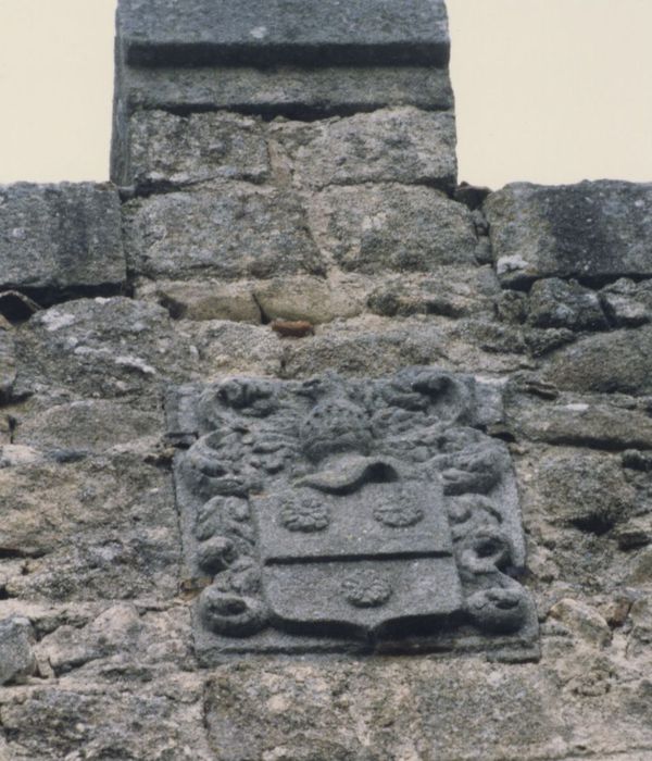 cour, façade sud-ouest, détail d’un bas-relief armorié