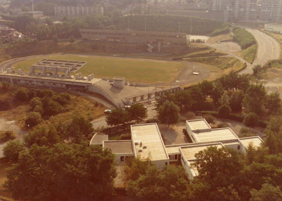 vue générale du bâtiment dans son environnement depuis l’Ouest