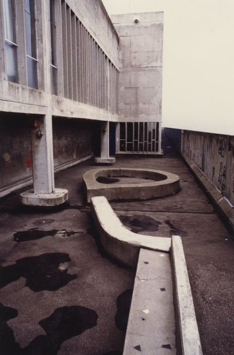 toit-terrasse, cour de l’école, vue partielle