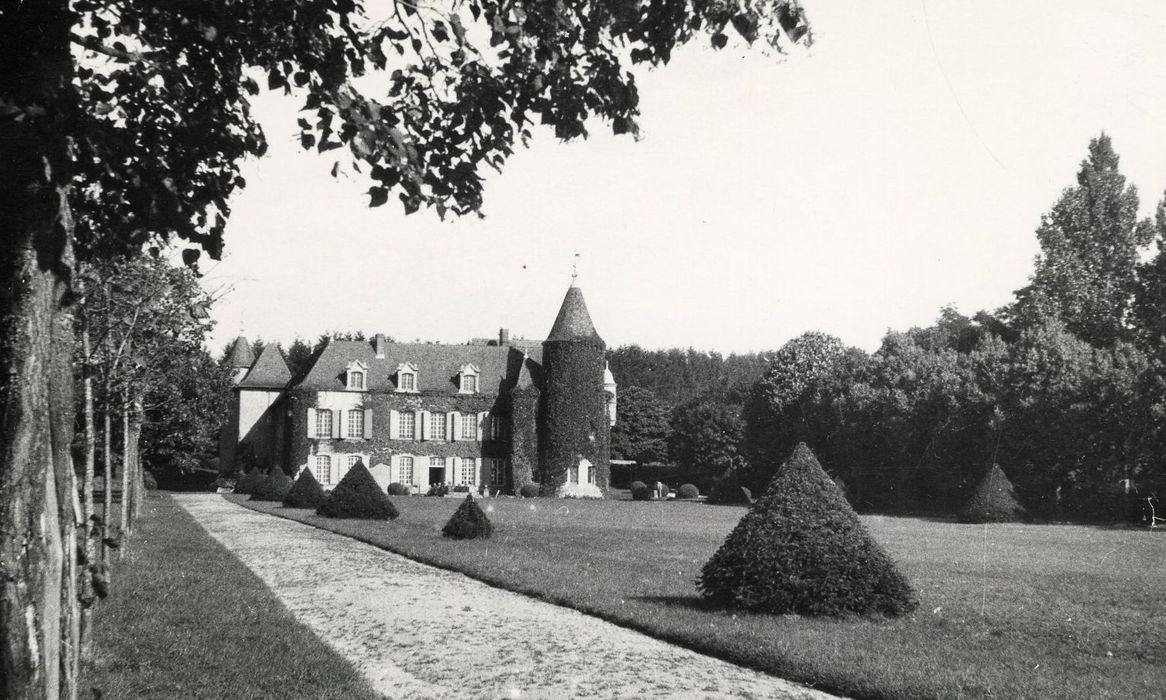 vue générale du château dans son environnement depuis l’Ouest