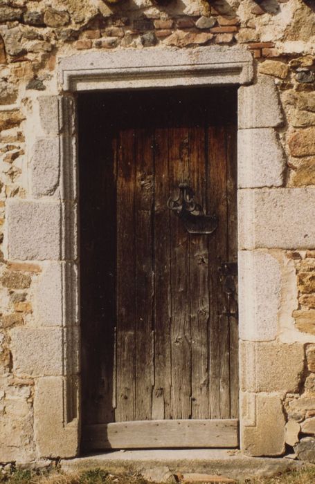 porte d’accès à un bâtiment non localisé