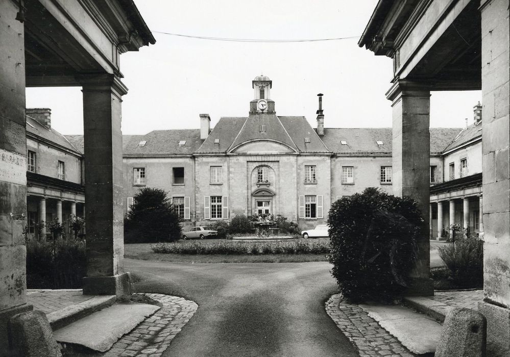 cour d’honneur, façade antérieure