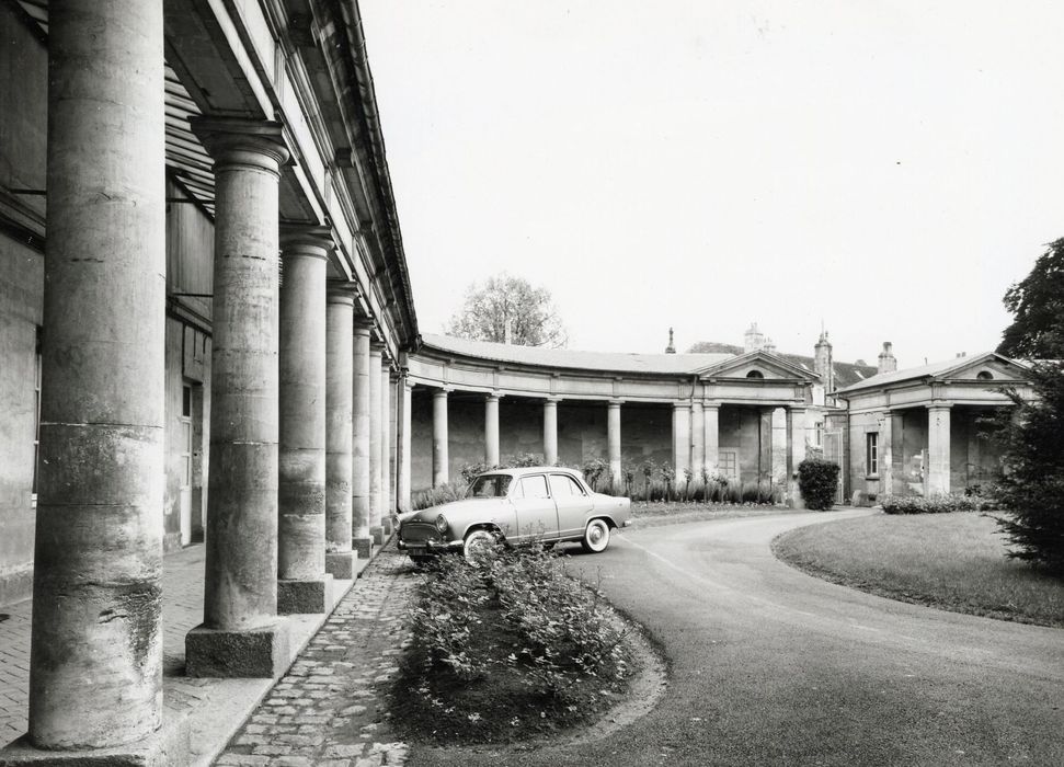 vue partielle des galerie encadrant la cour d’honneur