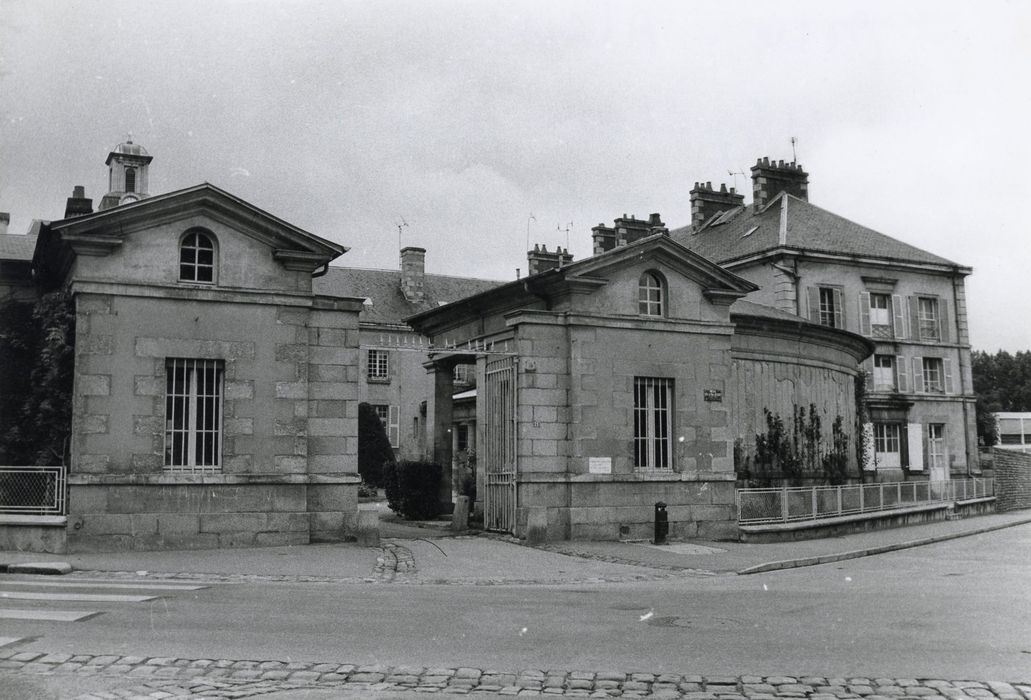 pavillons sur rue encadrant la grille d’accès à la cour d’honneur