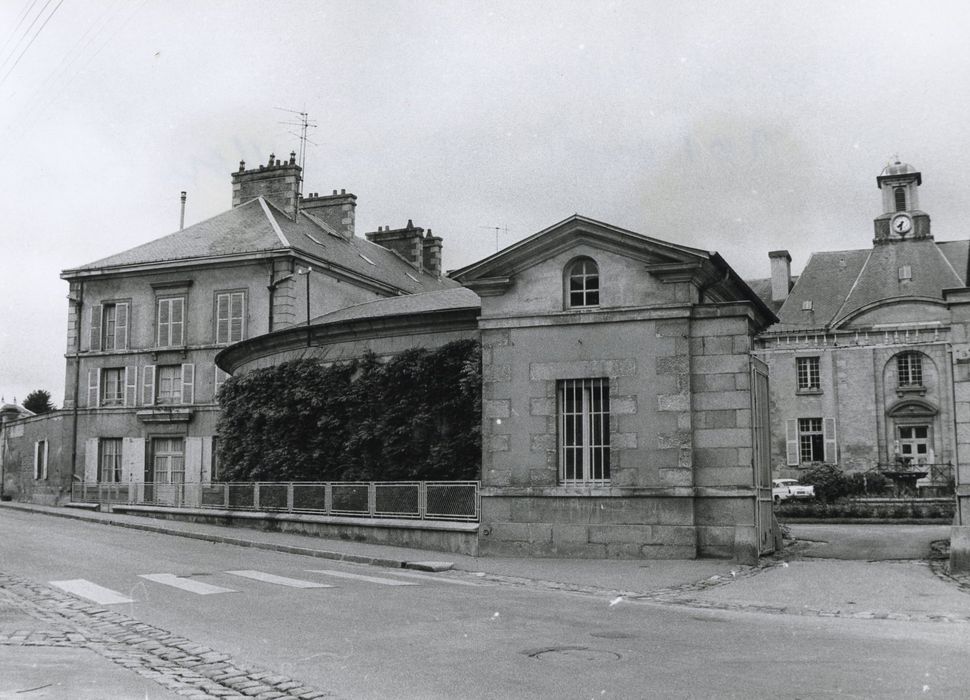 un des pavillons encadrant la grille d’accès à la cour d’honneur