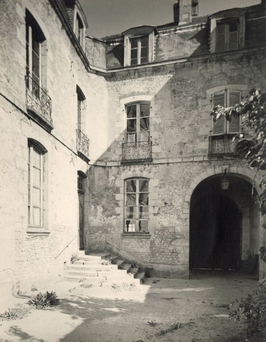 façades sur cour, vue partielle