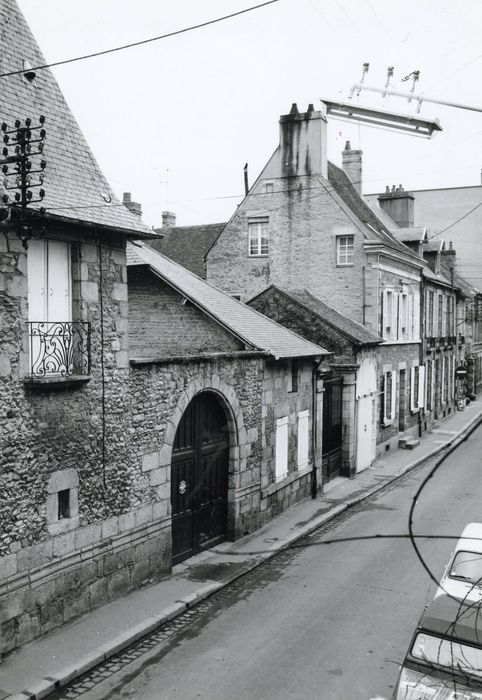 portail d’accès sur rue à la cour intérieure