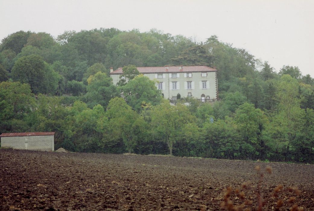 vue partielle du château dans son environnement depuis le Sud