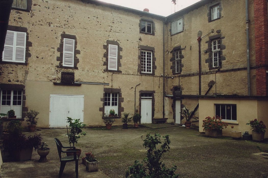 cour intérieure, ailes sud et est, façades nord et ouest, vue partielle