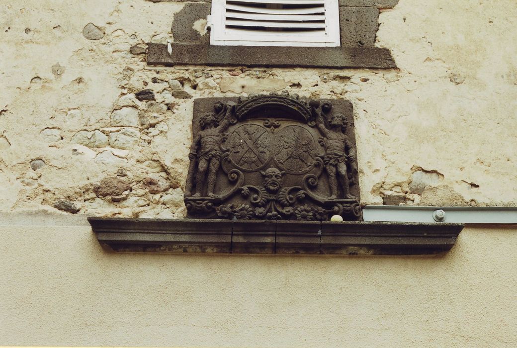 cour intérieure, aile est, détail d’un bas-relief aux armes des de Chazerat et des de Frédefond