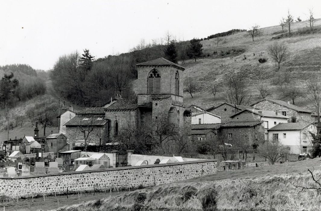 vue générale de l’église dans son environnement depuis le Nord