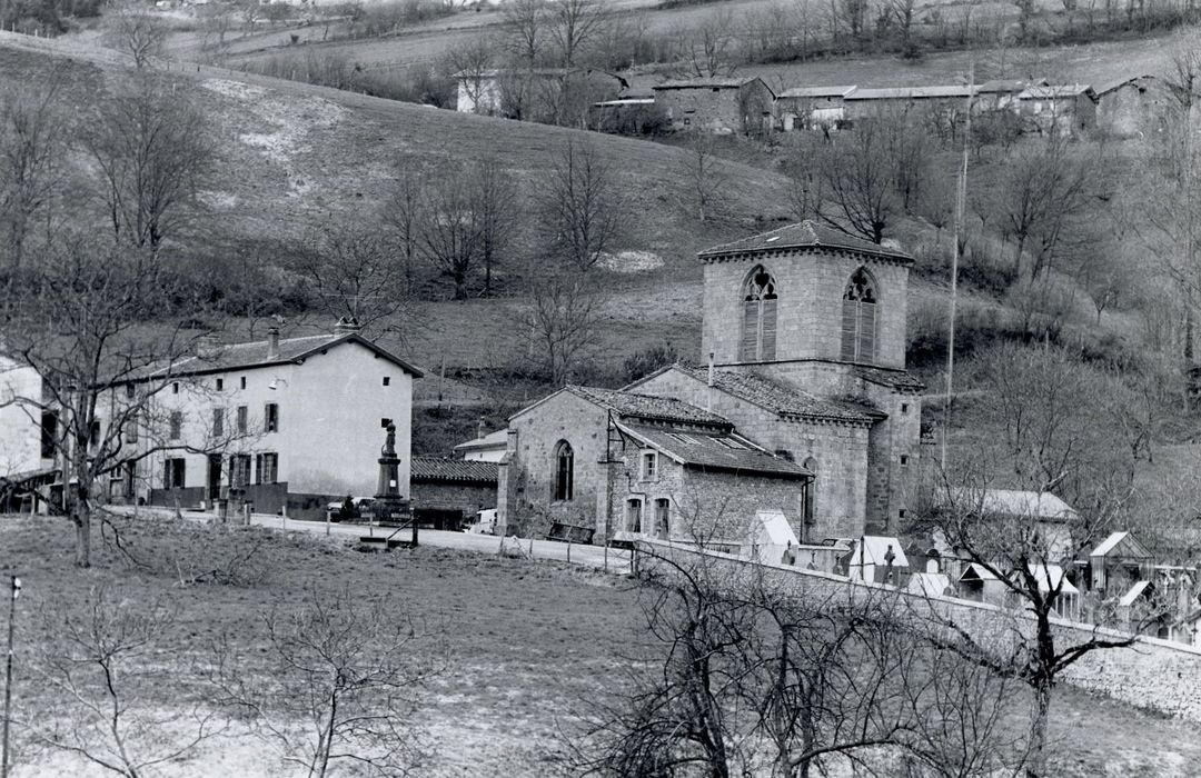 vue générale de l’église dans son environnement depuis le Nord-Est