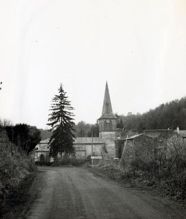 vue partielle de l’église dans son environnement depuis le Nord